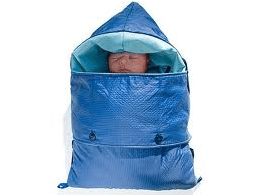 Bebê prematuro envolto em manta aquecedora da Embrace Global - LUZ Loja de Consultoria