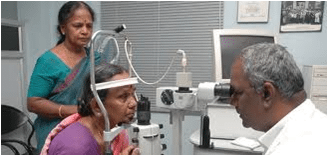 Mulher Indiana sendo analisada por um oftalmologista da Aravind Eye Care System - LUZ Loja de Consultoria
