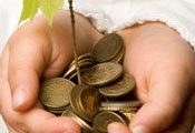 Mão-estendida-segurando-moedas-e-muda-de-planta-Micro-empréstimo-LUZ