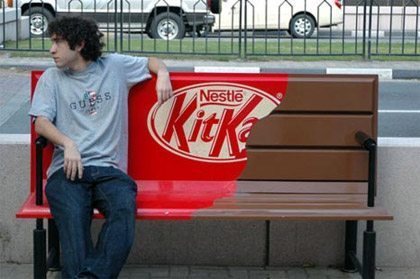 Marketing de Guerrilha - propaganda de marca de chocolate kitkat