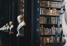 Consultoria jurídica: biblioteca com esculturas de estilo greco-romano