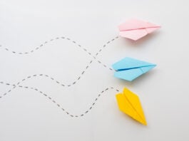 Geração de demanda: o que é e como usar na consultoria: três aviões de papel indo para direções diferentes