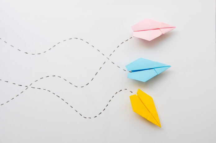 Geração de demanda: o que é e como usar na consultoria: três aviões de papel indo para direções diferentes