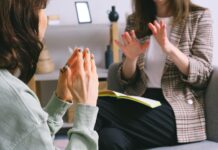 Qual a diferença entre consultoria, mentoria e assessoria: duas profissionais conversam, uma de frente para outra