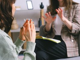 Qual a diferença entre consultoria, mentoria e assessoria: duas profissionais conversam, uma de frente para outra